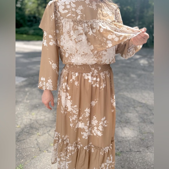 Gorgeous Dress w/Ruffles, We LOVE It !! - Picture 3 of 8